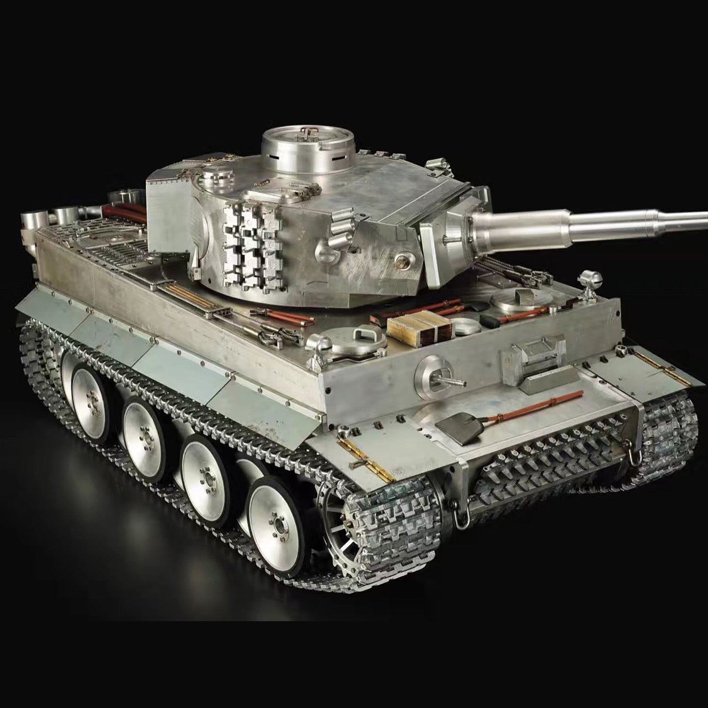 Henglong 1/6 Scale Full Metal German Tiger I RTR RC Tank 3818 Tracks Barrel Recoil 360Degrees Turret Radio controller Battery Charger